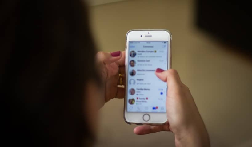Mujer Usando Whatsapp